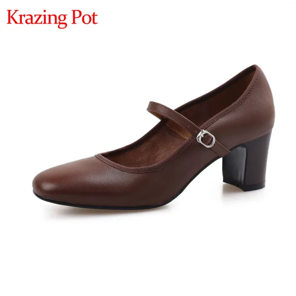 Chaussures habillées krazing pot 2024 cuir en cuir complet boucle en métal épais talons hauts printemps rétro mode rond rond rond mary janes femmes pompes