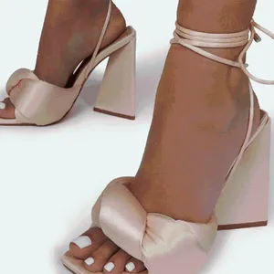 Zapatos de vestir Damas y sandalias Diseñador Negro Mujeres Bloque Tacón Sexy Cruz Tiras Tobillo Alto Sandsles Femme