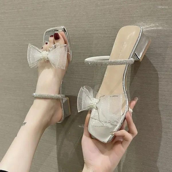 Chaussures habillées Ladies Diamond Footwear Outdoor Talons Summer 2024 Bow Sandales pour femmes F Vente de sandale de tendance décontractée en gros