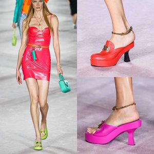 Robe chaussures dames pantoufles à talons hauts 2022 été nouveaux talons hauts en forme épaissie mode sandales décoratives en métal rouge 34-43 tailles 0111
