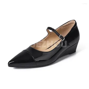 Kleding schoenen dames midden hiel lente herfst ondiepe mond een karakter strip buckle ontwerp vrouwelijke elegante mode loafers