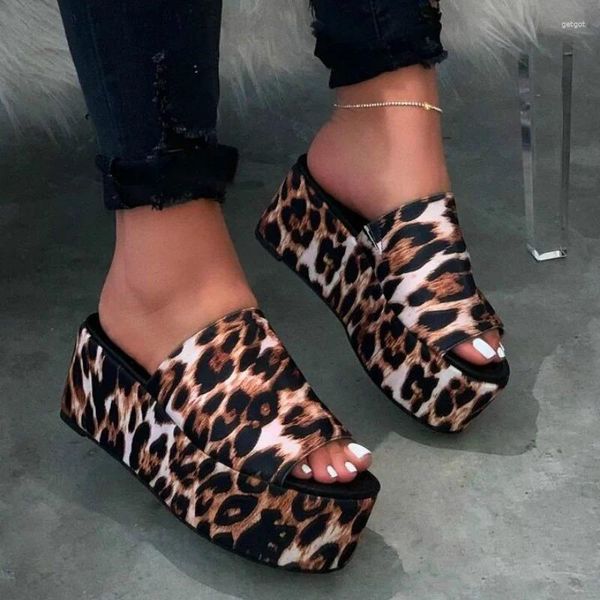 Chaussures habillées dames en vente 2024 mode sexy léopard imprimé pantoufles de femmes en extérieur épaisse semelle décontractée