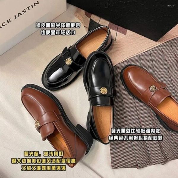 Chaussures habillées dames avec talon mocassin bout rond Slip-on Arder Office Lady il y a des ceintures et des garnitures en métal c'est des femmes en cuir souple