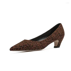 Zapatos de vestir Lady Kitten Heel 4cm Leopard Brown Pumps Suede Sexy Slip-On Retro Black Pointy Toe 2023 Llega EU43-33 25cm Red