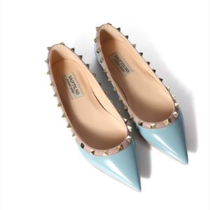 Dress Shoes Lady Shiny Patent Leather Flats met klinknagels Hoge kwaliteit mode voor Spring Pointy Teen Wide Fitting European and American 221024