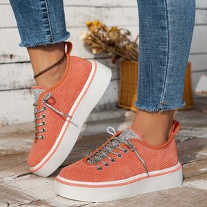 Zapatos de vestir Zapato individual de suela gruesa de gran tamaño para mujer en otoño de 2023, nuevos zapatos blancos pequeños informales coreanos con cordones y diamantes de imitación de corte bajo J240315