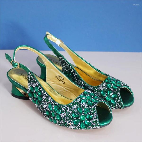 Zapatos de vestir Últimas 2024 Zapato de mujer africano decorado con diamantes de imitación Italia para fiesta Italiano Verano Sexy Tacones altos Bombas