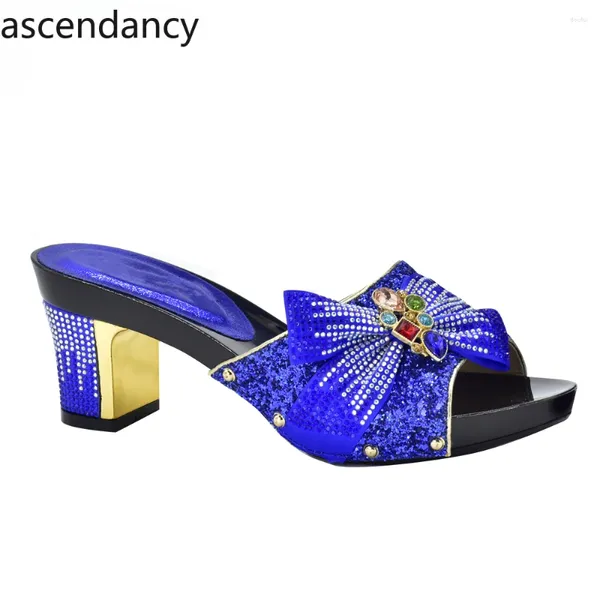 Chaussures habillées Dernières créateurs Femmes Luxury Plus taille talon Elegant Crystal Nigerian Party Pumps Slip on Shoe