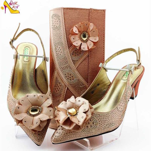 Zapatos de vestir Último diseño italiano Decoración especial Crysral Nigeria Color melocotón y bolsos Conjunto adecuado para reuniones familiares Vestido