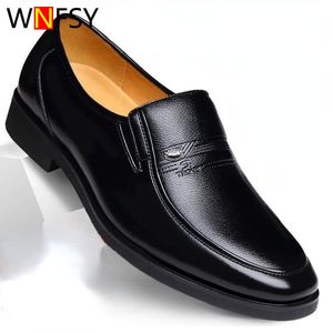 Zapatos de vestir Hombres de cuero Formal Marca de lujo Mocasines para hombres Mocasines Resbalón transpirable en conducción negra Talla grande 3844 230828