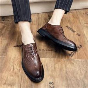 Chaussures habillées en cuir hauteur pour hommes augmentant les usages formels britanniques.