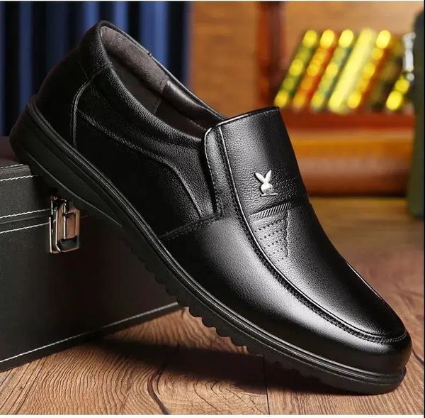 Chaussures habillées Chaussures en cuir chaussures d'affaires décontractées en cuir verni pour hommes respirant fond souple chaussures habillées pour papa d'âge moyen et âgé hommes 230925