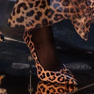 Kleding schoenen luipaard print schedel hiel sexy pumps vrouw zomer 2024 zwarte klassiek gevormde hoge hakken mode-slip-on voor vrouwen