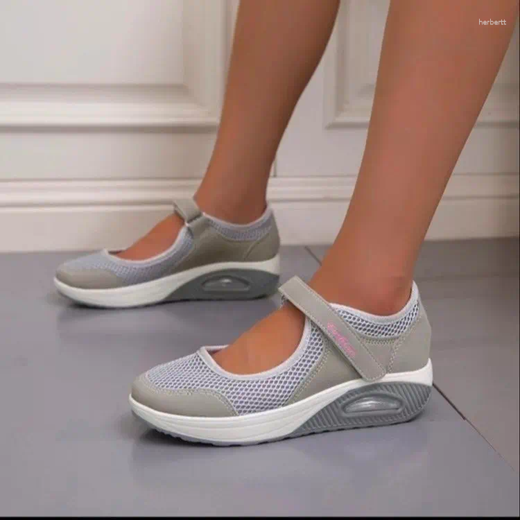 Модельные туфли Легкие нескользящие туфли на плоской подошве на низком каблуке с круглым носком без шнуровки на закрытой платформе с пряжкой Женские
