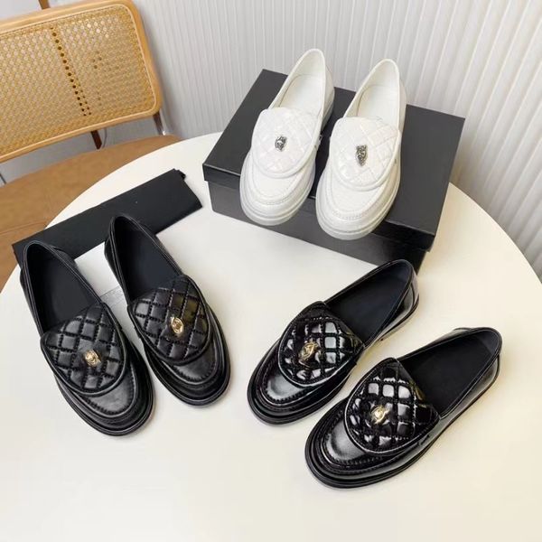 Chaussures habillées Loafers 2023 Quality Leather High Heel Flat Shoe Automne Fashion 100% cuir chaussures de haute qualité Foot Foot Metal Buckle Black Single Shoe Size 35-42