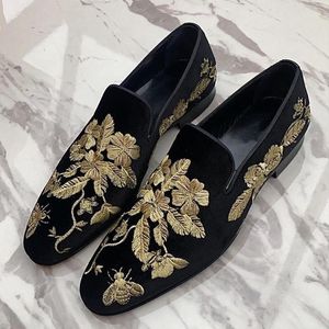 Jurk schoenen loafers heren schoenen mode zwart imitatie suède goud borduurwerk bloemen zakelijke schoenen sapatos para hombre 230309