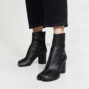 Zapatos de vestir diseñador de marca de lujo Toe tabi zapatos para mujeres Tacos gruesos Botas de tobillo 2023 Invierno Damas Mirror Broken Silver Short Booties HKD230817