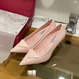 Nette schoenen Luxe merken 2023 Designer Sandaal Hoge hakken Lage hak Zwart geborsteld leer Slingback pumps Zwart Wit Lakleer 35-40 3,7 12