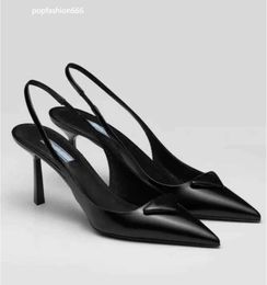 Chaussures habillées Brands de luxe 2024 Sandale de sandale High Heel Black Black Brackshed Le cuir Pompes Slingback Black White Patent Leathers 35-40 Fashion Chaussures 346767