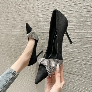 Chaussures habillées Pumps de design de luxe Fashion Black Ladies talons aiguilles décontractées Slip on Womens Party Shining Rhinestone High Heels Ins