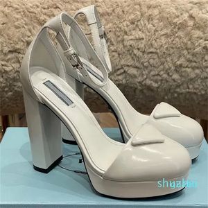 Zapatos de vestir Diseñador de lujo Sandalias de tacón alto Zapatos de mujer blancos decorados triangulares.