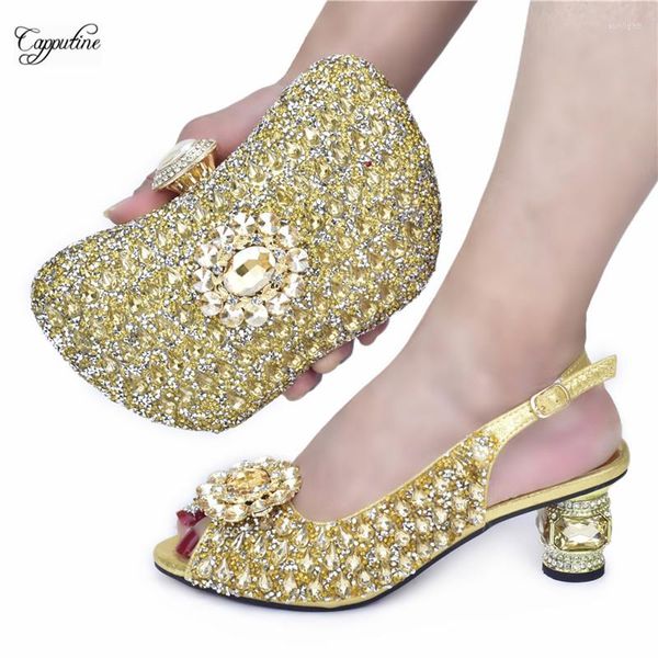 Zapatos de vestir Piedras de oro de lujo y conjunto de bolsa para mujer Sandalias de diseño italiano Combinan con bolso de embrague Bombas Monedero Sandales 938-63