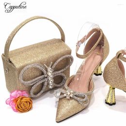 Zapatos de vestir Mujeres de lujo de oro y conjunto de bolsos Bombas de fiesta de damas africanas Partido con bolso Clutch Sandalias de tacón alto Femmes Sandales CR389