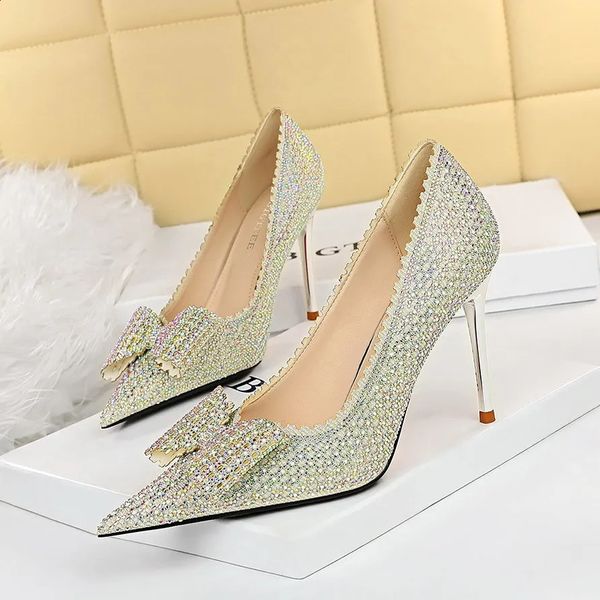 Zapatos de vestir Versión coreana de lujo Zapatos de mujer Zapatos de princesa Zapatos de boda de fiesta 9 cm Tacón alto fino Arcos de diamantes Zapatos individuales Tallas grandes 43 231110