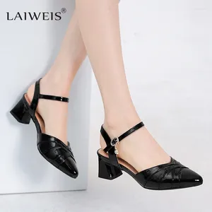Chaussures habillées dames de luxe en vente 2024 Sangle de boucle de mode Sandales féminines pointues Pospeaux à talon carré à talon
