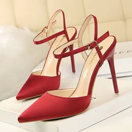 Chaussures habillées Chaussures pour femmes minimalistes de luxe talons minces 10,5 cm talons hauts en soie et satin chaussures simples sexy sandales d'été chaussures de fête 34-40 231212