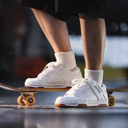Kledingschoenen maden 2023 zomer ademend Amerikaans casual wit werkende Korea -stijl brood voor mannen maat skateboard sneakers 230812