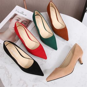 Zapatos de vestir Maogu Bombas de tacón bajo Lady Punta puntiaguda Tacones de gatito Mujer Green Flock Plus Tamaño 43 44 45 Zapatos rojos Mujeres 5 cm Tacones altos 231213