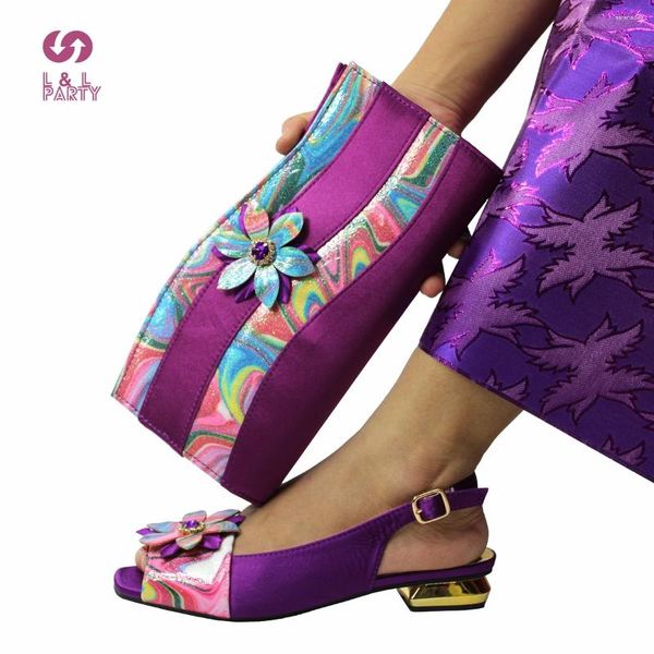 Chaussures habillées Couleur violette mature Nigerian Femme Royal Wedding Party and Sac pour correspondre à Flower Design African Style Set