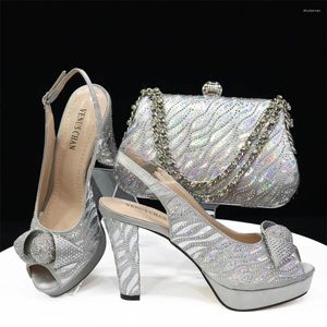 Chaussures habillées Mature Sweet Spot Goods 2024 Argent Haute Qualité Peep Toe Design Classics Dames Sac Assorti Ensemble Pour La Fête