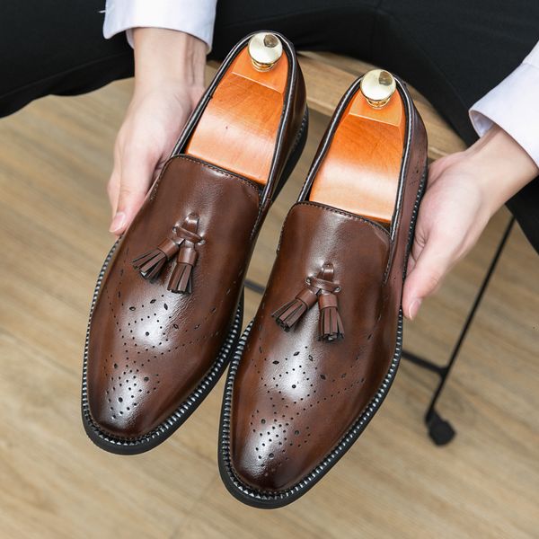 Chaussures habillées Hommes Mode Mocassins Brogue Sculpté En Cuir Gland Pointu Toe Conduite Mâle Casual Slip On Business Mariage 230814