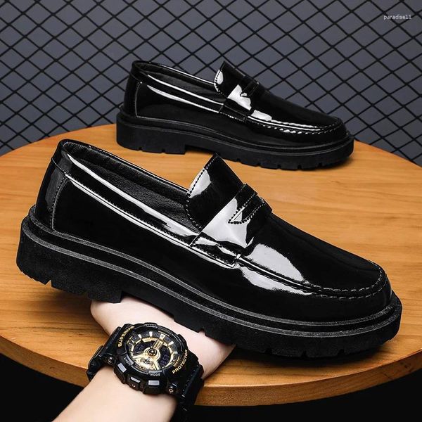 Chaussures habillées Men Automne 2023 British Business Casual Dk petit cuir épais Bottom Bottom Glossy One Pedal Loafer