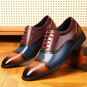 Zapatos de vestir Brogue de cuero para hombre Diseños de tallado de colores mixtos Tamaño de negocios británico 38-45