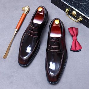 Chaussures habillées costume d'affaires pour hommes britannique décontracté finition brillante jeune peau de vache doublure cuir travail marée magasin marchandises.