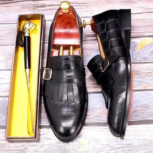 Robe chaussures hommes décontracté en cuir chaussure noir rouge sculpté glands mocassins mariage bureau banquet hommes mode 2024 modèle de printemps