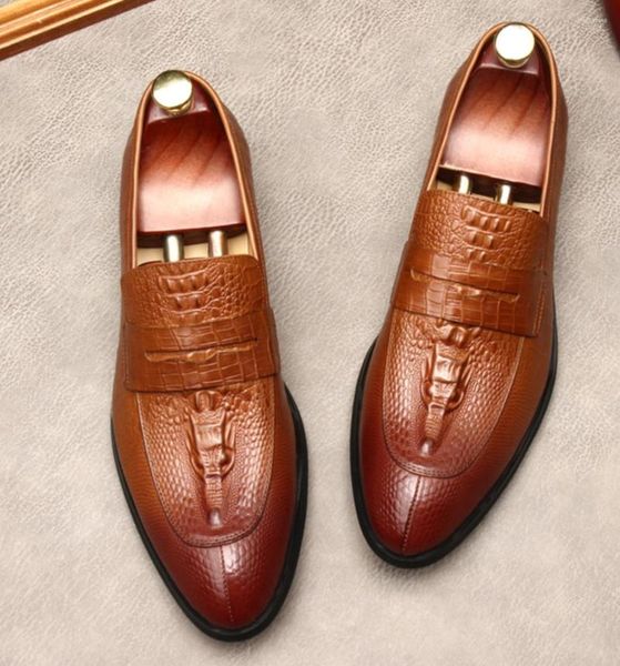 Zapatos de vestir de cuero para hombres en relieve puntiagudo transpirable cubierta de pie hombres de negocios casual versión europea del hombre