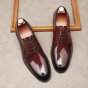 Chaussures habillées en cuir véritable pour hommes en cuir verni de vache. Cravate noire, tenue de mariage de couleur vive