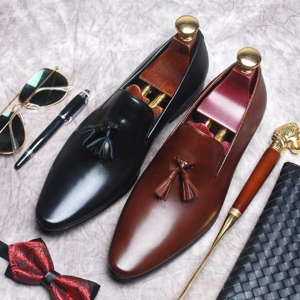 Zapatos de vestir hombres mocasines de borla puntiagudos pintados de color marrón negro informal para traje de cuero genuino oxford genuino