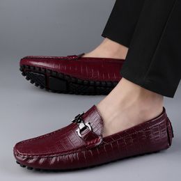 Chaussures habillées hommes vin rouge fer boucle chaussure décontractée en cuir véritable vachette marque mode respirant conduite doux sans lacet mocassins confortables 230814