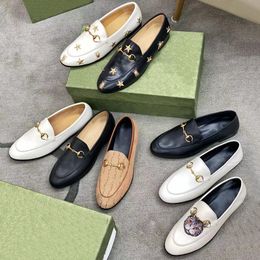 Geklede schoenen Heren Dames loafers 100% echt leer inklapbaar schoeisel Heren Dames schoenen Maat 34-46 Heren bedrukt metaal Ronde neus Loafers Muilezels luxe horsebit designer