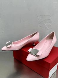 Zapatos de vestir hebilla de metal para mujeres con el dedo del pie puntiagudo