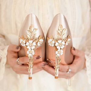 Chaussures habillées Talons sculptés en métal Femmes Pompes Talons Hauts Chaussures Femmes chaussures de mariage pour femmes mariée robe aiguille pompes talons élégants chic