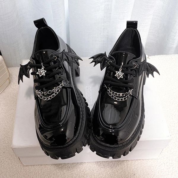 Chaussures habillées Chaussures de plate-forme de chaîne en métal femmes chaussures de conception d'aile gothique Lolita pour femmes pompes en cuir de Style collégial femmes chaussures uniformes 231207