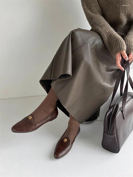 Robe chaussures décoration en métal cuir verni bout rond solide plat avec talons style concis femme luxe Zapatos Para Damas en Oferta