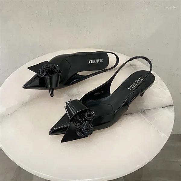 Zapatos de vestir metalocromo blanco puntiagudo ahueca hacia fuera la correa trasera de talle bajo Slingback tacones de aguja charol chaussures femme ete 2024