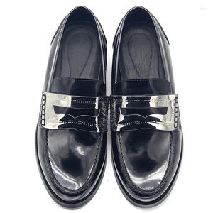 Robe chaussures mocassin homme décoration en métal bout rond peu profond slip-on formel hommes luxe italien véritable cuir chaussure de fête noir